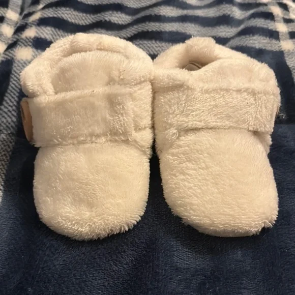 Baby Cozy Cream Fuzzy Slippers (size 4.5T) NEW - Picture 2 of 4